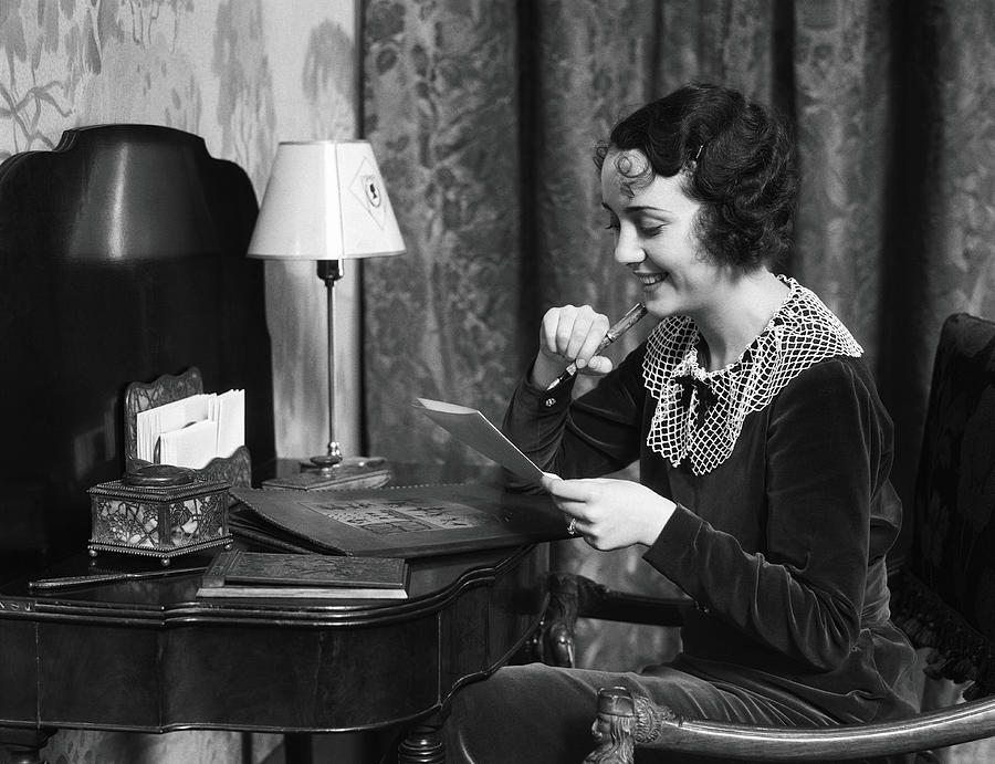 Vintage portrét ženy, ktorá píše list pri písacom stole — pošta pre ženy